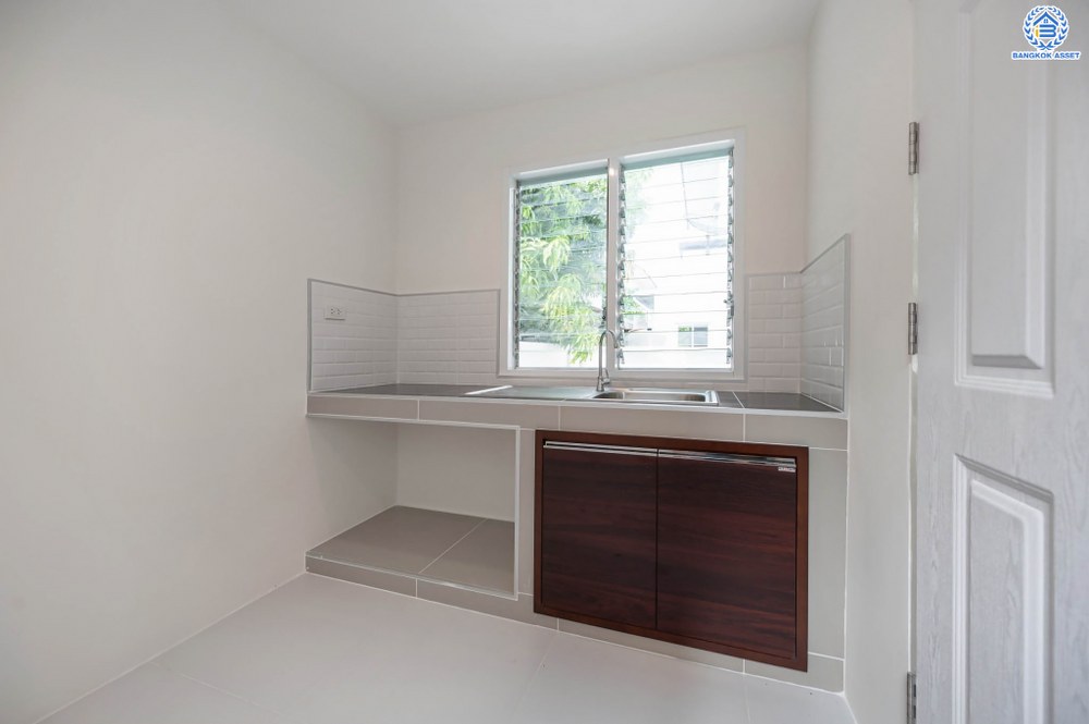 บ้านมือสองตกแต่งใหม่ แบรนด์คุณภาพจาก Property Perfect โครงการ เพอร์เฟคเพลส พระราม5-ราชพฤกษ์ ครบทุกการใช้ชีวิตบนเนื้อที่ 60.7 ตร.ว. ฟังก์ชัน 3 ห้องนอน 3 ห้องน้ำ 2 ที่จอดรถ บรรยากาศร่มรื่น facility ครบ! บนทำเลคุณภาพ ใกล้วงเวียนพระราม5 และจุดขึ้นทางด่วน "ศรีรัช"